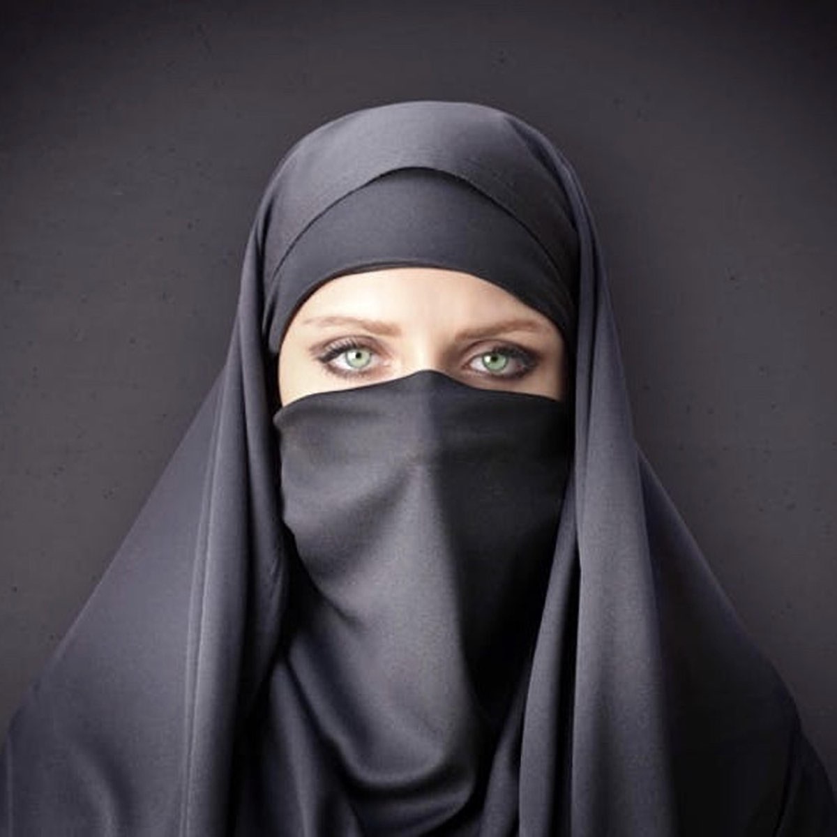 Паранджа 6. Никаб хиджаб бурка. Хиджаб никаб чадра паранджа бурка. Мусульманские женщины. Женщина в хиджабе.