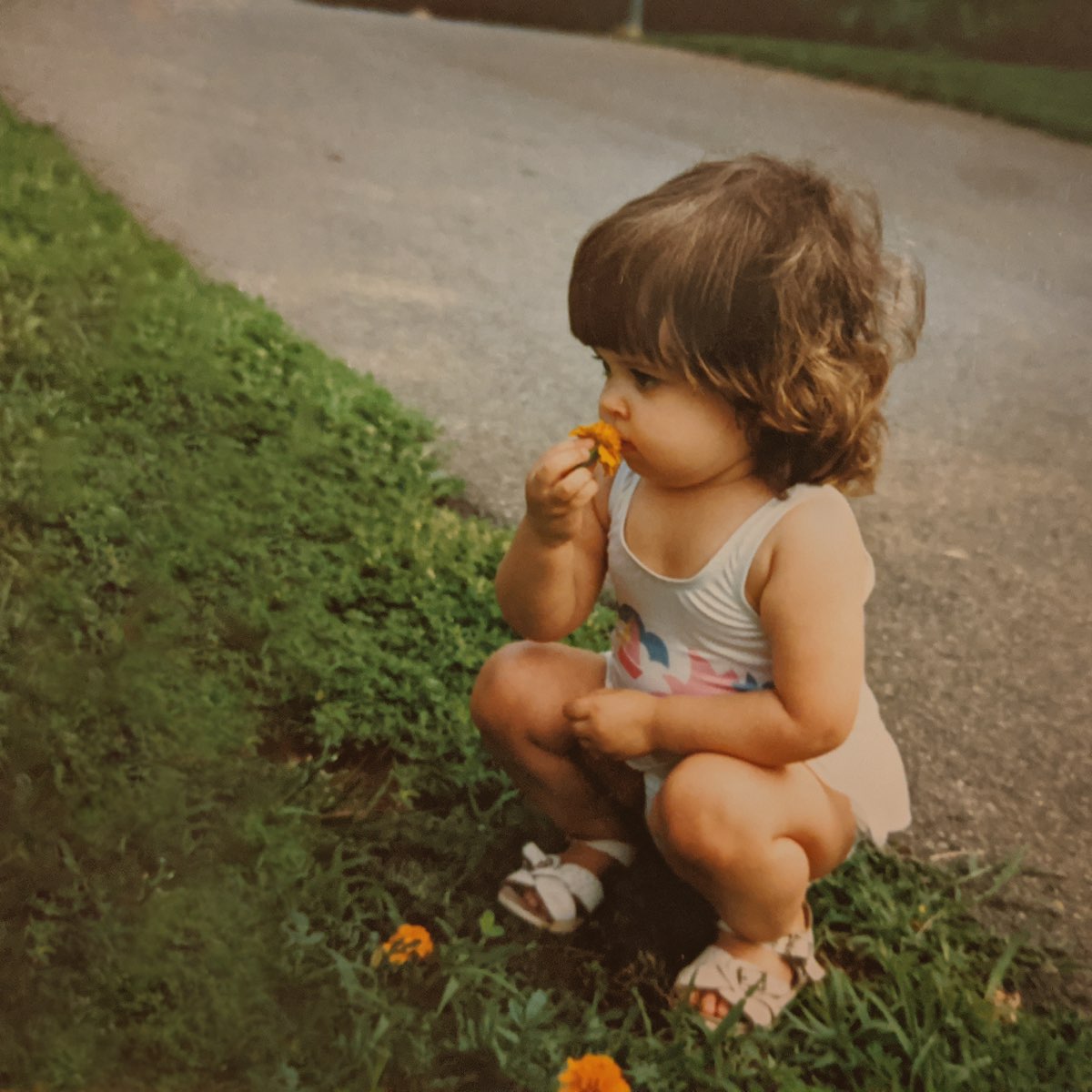 Flowers listening. Ребенок слушает цветочек.