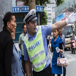 救命技巧——雨天到底开什么车灯？