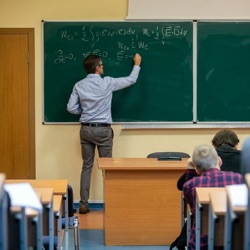 Dešimt balų. Kodėl bendraamžių aiškinimą silpnesni mokiniai supranta geriau nei mokytojo naujos temos išdėstymą?