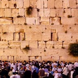 Bayamim hahem bazeman aze, mas alla de la historia de purim