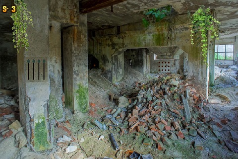 Abandoned Industrial Plant Escape - náhled