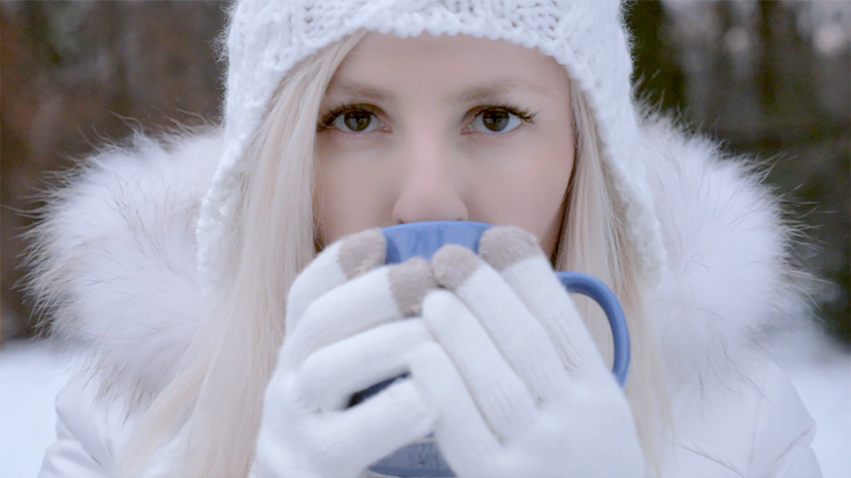 Пока не растаяло. Девушка из клипа тающий снег. Тающий снег кадры из клипа. Колдстрим пока не тает снег. Дед блонд снег растаял.