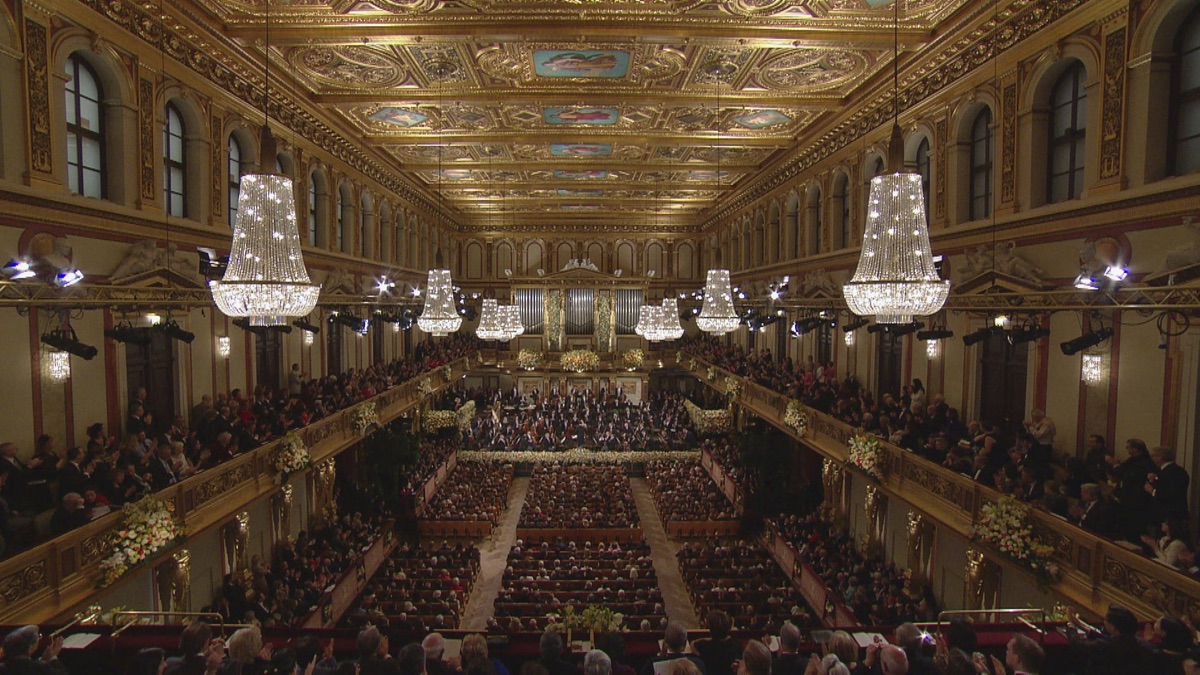 Vienna philharmonic new year concert 2024. Венский золотой зал музыкального собрания. Золотой зал Венской филармонии фото. Венская филармония потолок. Зал Венской филармонии снаружи.