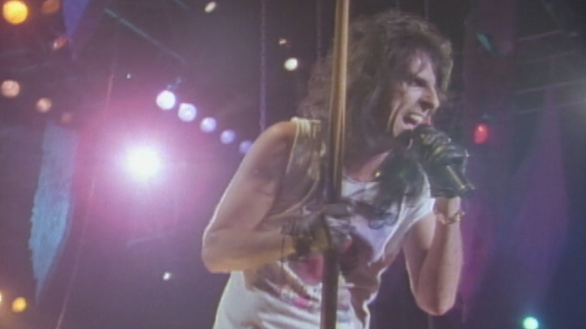 watch, I'm Eighteen (From "Alice Cooper Trashes the World”), Alice...