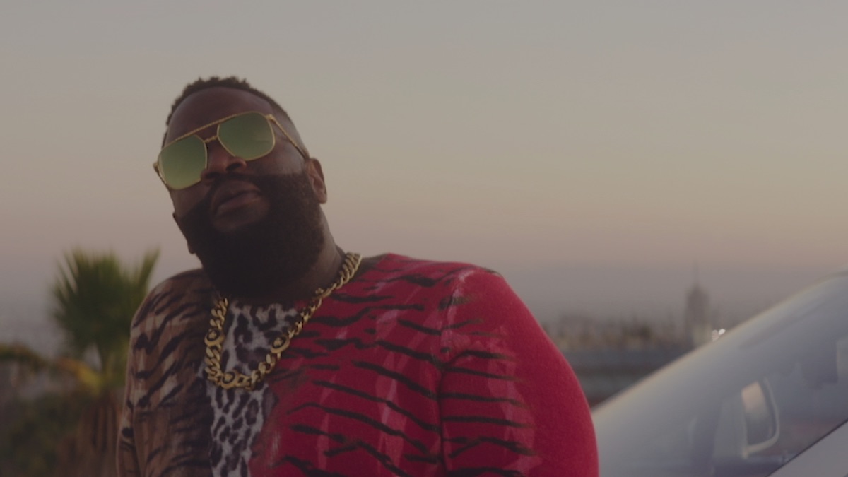 Росс лето. Summer Reigns. Негр поет в Красном кабриолете. Rick Ross клип. Клип 2019 негр на кабриолете.