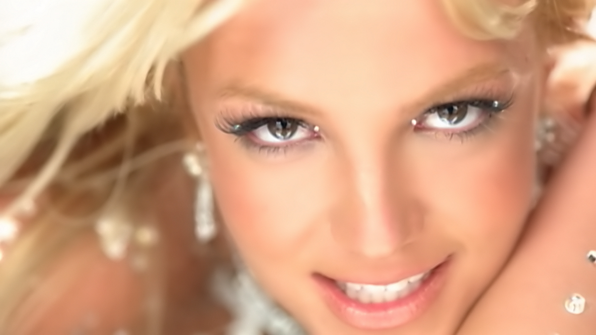 Toxic britney. Бритни Спирс Токсик клип. Бритни Спирс Токсик. Britney Spears Toxic Vevo. Бритни Спирс клип в ванне.