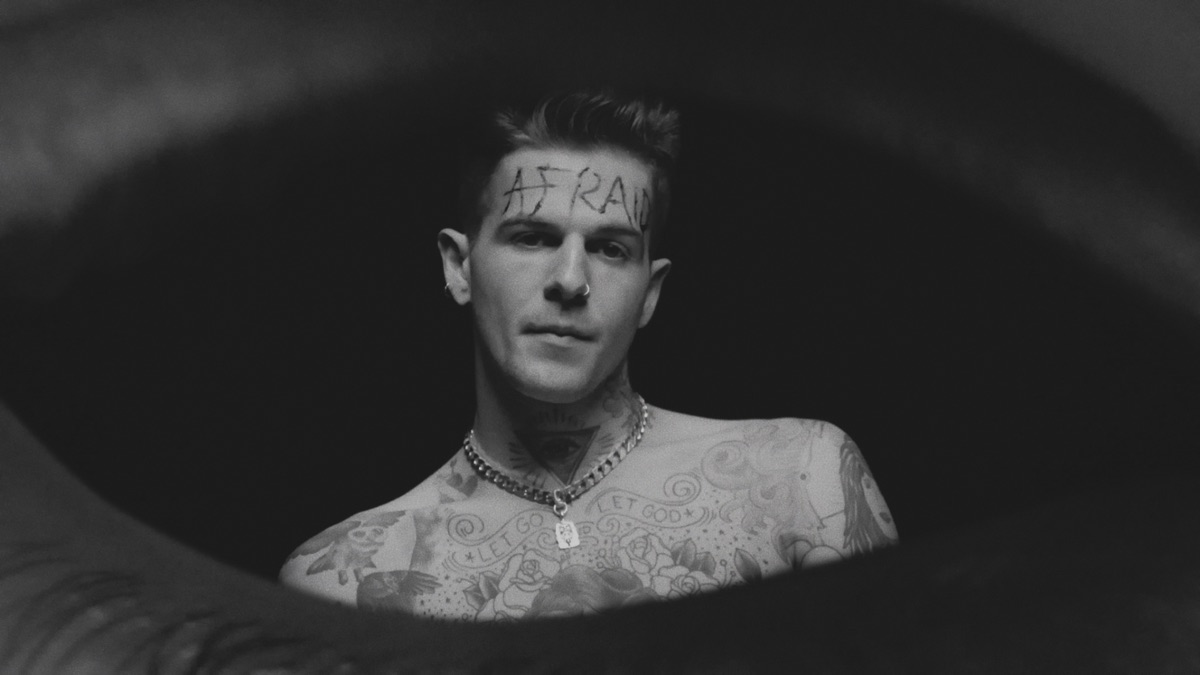 An afraid child. Jesse Rutherford afraid. The neighbourhood солист. Джесси Рутерфорд the neighbourhood.